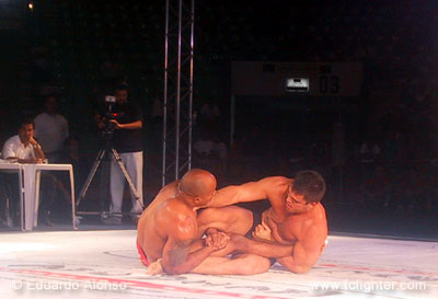 Lister (right) working a submission on Cacareco