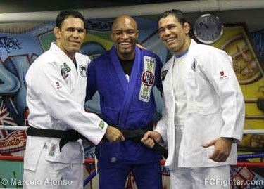 Anderson Silva (center) is awarded his jiu-jitsu black belt by brothers Rodrigo and Rogerio Nogueira - Photo by Marcelo Alonso