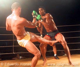 Tiago Pitbull kicking Carlos Indio