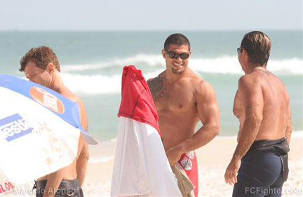 Black Belt de Surf 2006: Ricardo Arona preparing to get in the water - Photo by Marcelo Alonso
