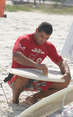 Black Belt de Surf 2006: Ricardo Arona preparing his surfboard - Photo by Marcelo Alonso