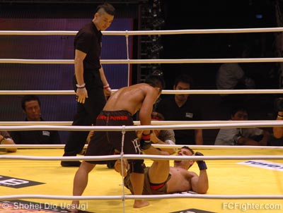 Hero's: Shungo Oyama (standing) vs. Rodrigo Gracie - Photo by Shohei Dio Uesugi