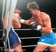 Edson Drago beginning the flurry that ended his fight with Emerson Avila