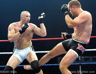 Jeremy Horn (right) kicking Christophe Midoux
