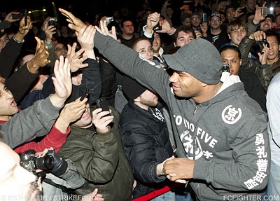 002_Alistair_Overeem_greeting_fans